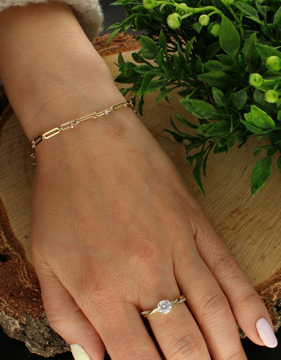 Bransoletka złota 333 podłużne oczka z ozdobnymi kuleczkami BR 6837 333. Złota bransoletka damska. Złota bransoletka o nowoczesnym wzorze. Ozdobne oczka. Złota bransoletka idealna na prezent. Bransoletka złota dla każdej kobi (1).jpg